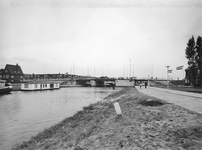 45141 Gezicht op de Balijebrug over het Merwedekanaal te Utrecht.